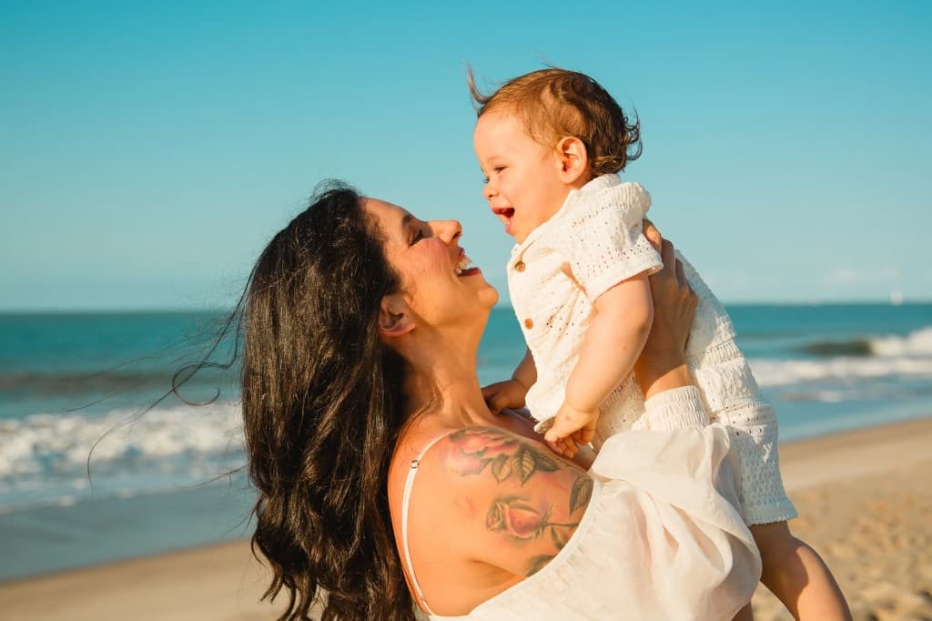 Jenifer Amanda com o filho Arthur na praia